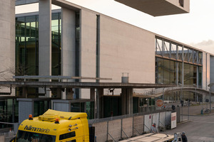  Die ersten der über 460 Holz-Module für den Büro-Neubau wurden am 12. April 2021 auf die Baustelle im Berliner Regierungsviertel geliefert. 