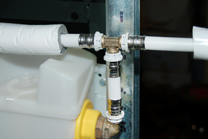  Beispiel: Der Anschluss eines Spülkastens wurde mit dem flexiblen Multifit-Rohr und Systemfittings 3fit-Press umgesetzt 