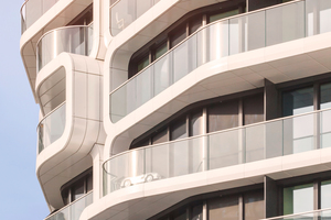  Wabenartige Loggia-Elemente strukturieren die vollständig verglaste Fassade 