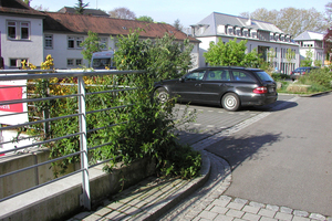  Bei Verkehrsflächen wie z.B. Feuerwehrzufahrten, bilden vollflächig verlegte, hochbelastbare Drän- und Speicherelemente für die Kombination von Geh-, Fahr- und Grünbereichen eine durchgängige, hohlraumreiche Dränage und leiten überschüssiges Wasser zuverlässig aus dem Aufbau ab 