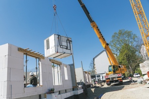  Auf der Baustelle werden die Module mittels Kran eingesetzt 