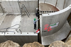  Montage eines runden Endstücks des Speichers mit Überstand der Bodenplatte als Auftriebssicherung. Die Auflast nach Verfüllen der Baugrube wirkt dem Auftrieb des leeren Behälters bei hohem Grundwasserstand entgegen 