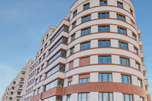  Insgesamt mehr als 660 Wohneinheiten umfasst das Stadtquartier Südkreuz im Berliner Bezirk Schöneberg. Der geometrische Grundstückszuschnitt ergibt eine interessante runde Kopfbebauung als Abschluss zur Straße 