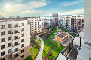  Der Blick in den Innenhof verdeutlicht die Dimensionen des Neubaus nahe dem S-Bahnhof Südkreuz, der dem Quartier den Namen gab. Der „Allround-Pavillon“ genannte Flachbau im Innenhof gehört zu den Gemeinschaftseinrichtungen für die Mieter 