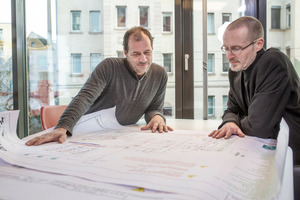  Detailabstimmung: Architekt Stenzel (rechts) und Dipl.-Ing. Jörg Geißler haben gemeinsam das ebenso ökologische wie technisch und wirtschaftlich sinnvolle Energiekonzept für den Neubau entwickelt 
