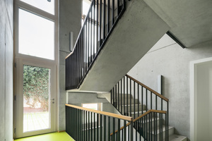  Auch im Mehrfamilienhaus erfuhren die Betonbereiche im Treppenhaus ihre Perfektion mit einer Lasur, die den Charakter des Betons besonders betont 