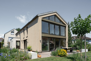  Der zweigeschossige Teil des Hauses ist mit einer vorgehängten Holzfassade versehen. Eine silikatische Vergrauungslasur simuliert eine vergraute, patinierte Oberfläche, wie sie durch eine mehrjährige Bewitterung auf Naturholz entsteht 