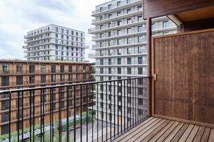  Blick aus einem aus Holz erbauten Langhaus auf ein weiteres Langhaus sowie zwei der Rautitürme  