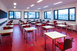  Die Seminarräume sind mit modernster Technik ausgestattet und schaffen mit ausreichend Tageslicht eine freundliche und angenehme Lern-atmosphäre 