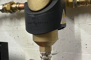  Der Schlammabscheider SpiroTrap MB3 trägt eine Magnetmanschette, um dem Anlagenwasser die magnetischen Partikel zu entziehen 