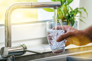  Für eine hygienische und komfortable Wasserversorgung bietet Uponor eine speziell auf den Wohnungsbau zugeschnittene Systemlösung aus einer Hand. 