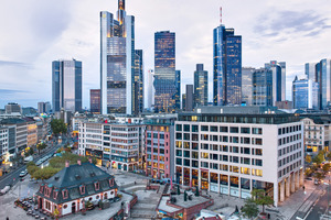  Der Omniturm mag nicht das höchste Gebäude der Frankfurter Skyline sein, sticht mit seinem charakteristischen „Hüftschwung“ aber trotzdem aus der Masse heraus 