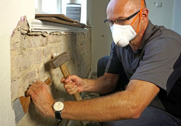 Entsteht Staub bei der Arbeit mit Handwerkzeugen, bleibt meist nur der pers?nliche Schutz zum Beispiel mit einer FFP2-Maske mit eingebauten Mikroventilator