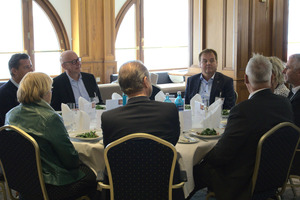  Entscheider aus Industrie und Wohnungswirtschaft sind nun mal keine kontaktscheuen Wesen. Man spricht gerne miteinander. Wie hier beim Business Lunch. 