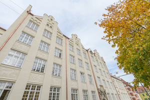 Links: Die Grundschule Haimhauser Straße befindet sich im Herzen Münchens und wurde ursprünglich von dem Architekten Theodor Fischer entworfen 