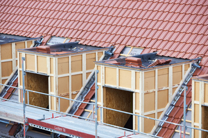  44 Dachgauben produzierten die Zimmerer im Werk vor 