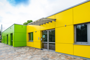 Mit seiner hochwertigen Fassade aus grünen und gelben HPL-Platten (High Pressure Laminate) ist das neue Gebäude der Hingucker auf dem Viernheimer Sportgelände 
