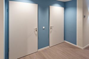  Rechts: Die Nischen, in denen sich die Zimmertüren befinden, spiegeln die jeweilige Etagenleitfarbe wider 