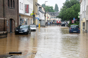  Überflutete Straße nach einem Starkregenereignis in Mehlem 