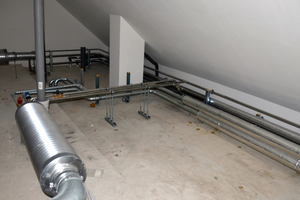  Die Verrohrung für Heizung, Trinkwasser und Solarthermie im Spitzboden. Die Erschließung der Wohneinheiten erfolgt von oben durch Installationsschächte. 