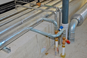 Anschlüsse für Trinkwasser (hinten, mit NiroSan) und Heizung (vorn, mit Sanha-Therm) 