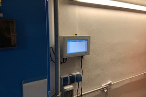  Über das zentrale Steuerungsgerät lässt sich die eingebaute Sanitärtechnik einfach bedienen. Das Panel ist mit Controllern verbunden, die die einzelnen Ventile und Sensoren steuern 