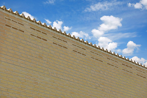  Pragmatisch: Am First wurden die Dachziegel in eine dicke Mörtelschicht eingebettet und liegen so frei sichtbar auf der Außenmauer 