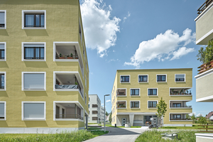  Links: Die Häuserfassaden sind in Grau-, Gelb-, Ocker- und Weißtönen gehalten 