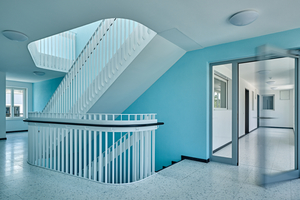  Die kühlere Farbgestaltung der Treppenhäuser in Blau- und Türkistönen nimmt Bezug zum Eisspeicher, aus dem die meiste Energie für Heizung und Warmwasser gewonnen wird 