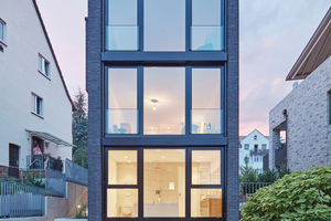  Das Stadthaus ragt als schlanker, von dunklen Ziegeln eingefasster Turm aus Glas empor 