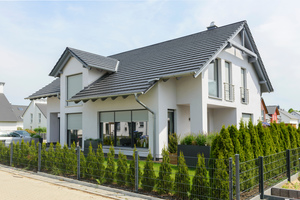  Beim Bau oder der Modernisierung eines Hauses ist es sinnvoll, auch in Schallschutz zu investieren. Der Lärm, der die Wohnung erreicht, kann damit im Vergleich zu Standardlösungen um einige Dezibel reduziert werden. Dies verbessert den Wohnkomfort deutlich 