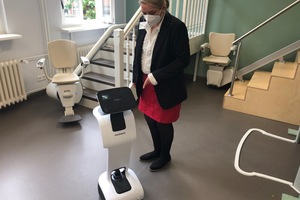  Rechts: Roboter Temi kann als persönlicher Assistent fungieren 