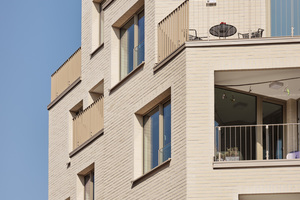  Große Fenster, Loggien und Balkone verbinden Innen- und Außenraum 