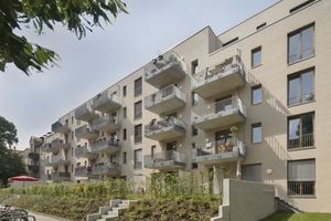  Durch die zweiseitige Orientierung aller Wohnungen verfügt jede Wohneinheit über einen Balkon nach Osten, zum begrünten Innenhof sowie über eine zur Straße im Westen ausgerichteten Loggia 