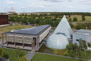  20 Jahre nach der Expo 2000 in Hannover präsentiert sich der Dänische Pavillon als innovatives Plusenergiegebäude. Das Architektur- und TGA-Planungsbüro Carsten Grobe Passivhaus verwandelte den fast 2.000 Quadratmeter großen Gebäudekomplex in ein ökologisches Vorzeigeprojekt 