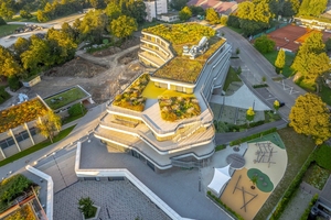  Beim Schulcampus setzten Behnisch Architekten auf farbige Kunststoffbeläge 