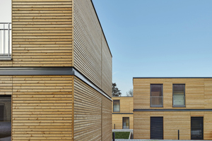  Rechts: Holz dominiert die Aktivhaus-Siedlung in Winnenden. Die vorgefertigten Wohnboxen sind leicht, schnell und preiswert zu errichten und lassen sich komplett recyceln 