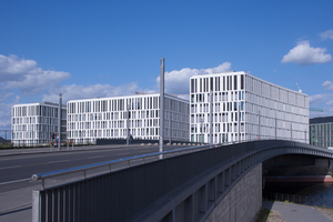  Rechts: Der Büroneubau HumboldHafenEins in Berlin wurde mit der DGNB Platin Plakette ausgezeichnet. Für die effiziente Abdichtung der Fassade kamen „sehr emissionsarme“ Produkte zum Einsatz 