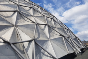  Die dauerhafte Abdichtung der Kuppel mit ihren großen Aluminiumtafeln im Pariser Palais des Sports gewährleistet der illbruck Hybrid-Dichtstoff 