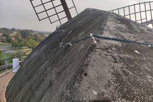  Die Bitumenbahnen, die die im Windverband erbaute Holzkonstruktion des Mühlenkopfes vor Witterungseinflüssen schützen, wiesen nach 40 Jahren Mängel auf 