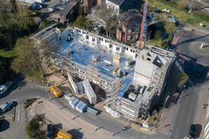  Gut zu erkennen: eines der beiden massiv gebauten Treppenhäuser mit Aufzugturm 