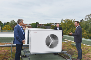  Frank Nolte (links), Chef der Wohnungsgenossenschaft, mit Installateur Jürgen Niedereichholz (Mitte) und Marc Rakowske von STIEBEL ELTRON sprechen über die körperschalldämmende Aufstellung der beiden Luft-Wasser-Wärmepumpen auf dem Dach 