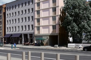  Der Neubau an der Chausseestraße ist ein siebengeschossiges Wohngebäude mit elf Wohnungen und einem Ladenlokal 