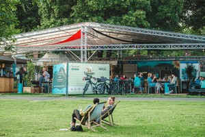  Das Konzept „Hanau aufLADEN“ geht auf. Im Bild: Der gut besuchte Pop-up-Biergarten „Mainwiesen“ am Gewölbekeller unterhalb von Schloss Philippsruhe 