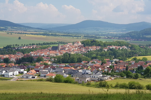  Schön anzusehen: Die Altstadt in Geisa wird nach der Sanierung mit Strom aus benachbarten PV-Anlagen versorgt, die denkmalgeschützte Dachlandschaft bleibt so erhalten 