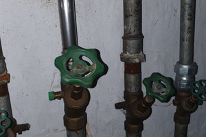  Im Detail: unsachgemäße Reparatur an der Trinkwasserverteilung – direkter Wechsel von Stahl zu Edelstahl in der Anschlussleitung 