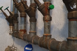  Links: Mischinstallation bei der Trinkwasserverteilung in einem Mehrfamilienhaus 