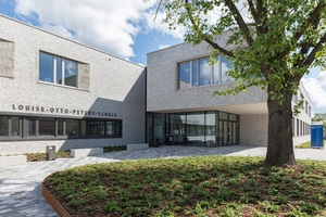  Collage der sieben Bildungsgebäude im Effizienzhaus Plus-Standard (von links oben nach rechts unten): Louise-Otto-Peters-Schule in Hockenheim, Gymnasium in Neutraubling, Berufliches Schulzentraum in Mühldorf am Inn, Jakob-Brucker-Gymnasium in Kaufbeuren, Forschungshalle der Hochschule Ansbach in Feuchtwangen, Erweiterung der Grundschule in Giebelstadt und Ersatzneubau der Hochschule Ulm 