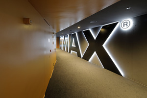  Vor der in dunklem Grau gestalteten Wand kommt der beleuchtete IMAX-Schriftzug perfekt zur Geltung 