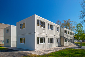  Die Barbarossaschule in Sinzig bekam ein zweigeschossiges Gebäude aus 39 Containern, das der Schulleitung auf 677 qm Bruttofläche diverse Verwaltungsräume mit Sekretariat und Lehrerzimmer zur Verfügung stellt 